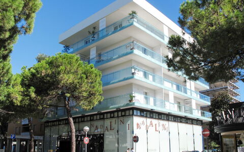 Lignano Sabbiadoro 641: Ciel, Bâtiment, Arbre, Design Urbain, Condominium, Fenêtre, Voiture, Bloc Tour, Façade, Zone Résidentielle