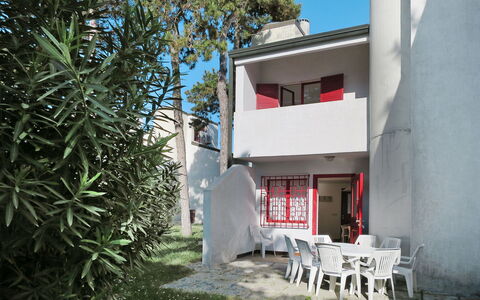 Lignano Sabbiadoro 642: Plante, Ciel, Propriété, Bâtiment, Fenêtre, Chaise, Arbre, Ombre, Immobilier, Façade