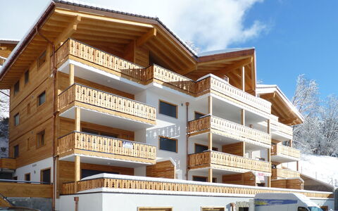 L' O 12: Roue, Ciel, Bâtiment, Propriété, Blanc, Voiture, Fenêtre, Véhicule, Condominium
