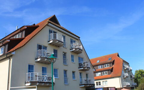 Fip-Ferienpark (Insel Poel): Ciel, Nuage, Plante, Bâtiment, Fenêtre, Arbre, Maison, Design Urbain, Quartier, Véhicule
