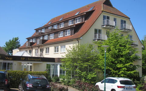 Fip-Ferienpark (Insel Poel): Voiture, Roue, Plante, Ciel, Véhicule, Bâtiment, Propriété