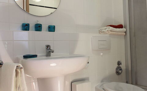 Fip-Ferienpark (Insel Poel): Salle De Bains, Propriété, Pièce, Robinet, Luminaire Plomberie, Mur, Lavabo, Toilette, Accessoire Salle De Bain, Évier