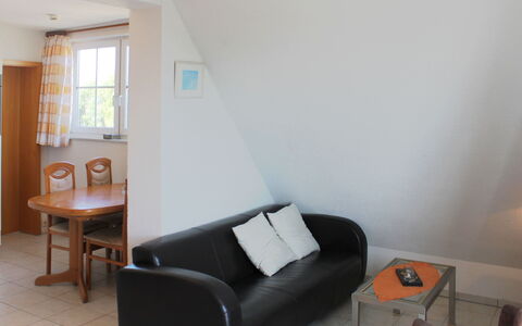 Fip-Ferienpark (Insel Poel): Pièce, Propriété, Meubles, Salon, Design Intérieur, Maison, Bâtiment, Sol, Canapé, Mur