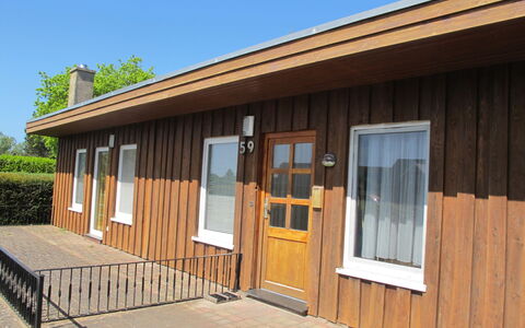 Villa Meike (Insel Poel): Propriété, Ciel, Fenêtre, Bois, Ombre, Chalet, Arbre, Porte, Siding, Tache De Bois