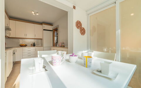 Golf: Pièce, Propriété, Design Intérieur, Meubles, Immobilier, Bâtiment, Salle De Bains, Évier, Jaune, Sol