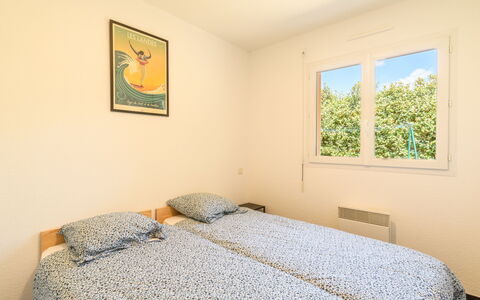 Contis Plage 648: Propriété, Fenêtre, Bleu Azur, Cadre, Textile, Bois, Peindre, Confort, Sol