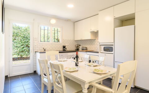 Contis Plage 648: Cabinetry, Meubles, Comptoir, Table, Robinet, Propriété, Évier, Evier, Cuisine, Luminaire Plomberie