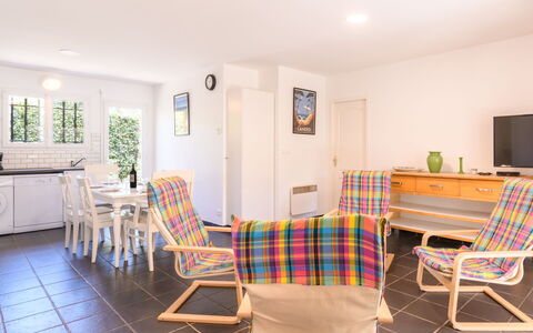 Contis Plage 648: Meubles, Fenêtre, Cadre, Chaise, Bois, Table, Bâtiment, Design Intérieur, Sol, Sol