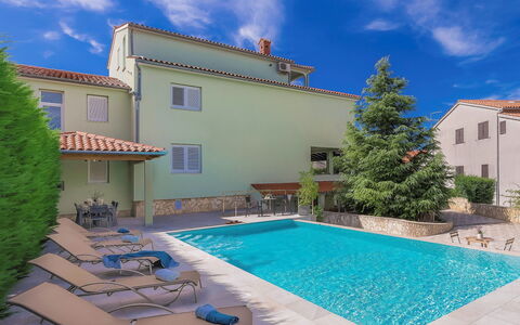 Salamander: Propriété, Piscine, Maison, Bâtiment, Immobilier, Villa, Domicile, Zone Résidentielle, Vacances, Architecture