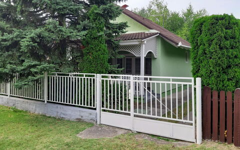 Szabo: Plante, Propriété, Ciel, Bâtiment, Clôture, Arbre, Maison, Bois, Architecture, Chalet