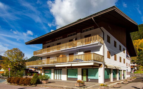 Canazei 370: Bois, Éclairage, Design Intérieur, Sol, Sol, Salon, Immobilier, Dur, Table, Faisceau