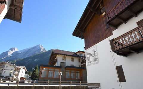 Canazei 510: Ciel, Bâtiment, Propriété, Fenêtre, Montagne, Maison, Quartier, Immobilier, Façade