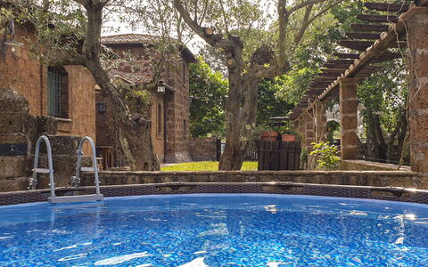 Casale di Befania: L'Eau, Plante, Propriété, Bâtiment, La Nature, Bleu Azur, Piscine, Éclairage, Arbre, Fenêtre