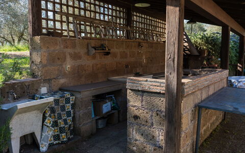 Casale di Befania: Propriété, Plante, Fenêtre, Bâtiment, Bois, Arbre, Maison, Mur, Brickwork, Table