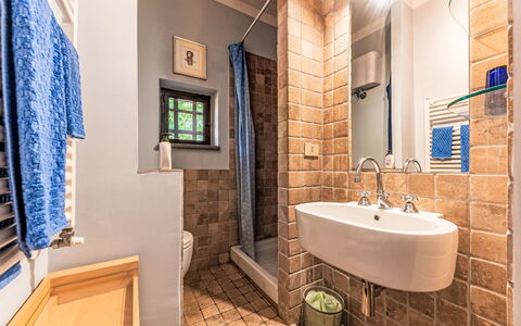 Casale di Befania: Salle De Bains, Luminaire Plomberie, Sol, Sol, Design Intérieur, Toilette, Lavabo, Plomberie, Robinet, Siège De Toilette