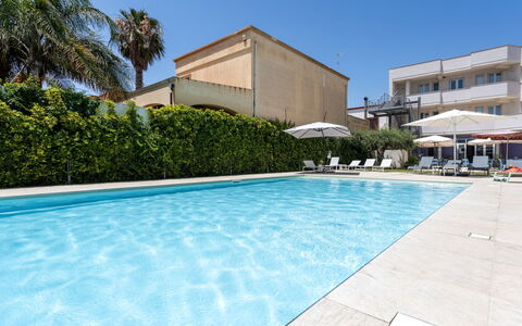 Marsala 120: L'Eau, Plante, Propriété, Ciel, Bâtiment, Piscine, Bleu Azur, Ombre, Arbre, Mobilier De Jardin