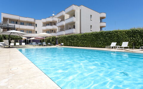 Marsala 120: L'Eau, Ciel, Bâtiment, Propriété, Plante, Piscine, Bleu Azur, Fenêtre, Maison, Arbre