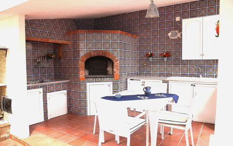 Villa Di Sofia: Propriété, Pièce, Tuile, Bâtiment, Brique, Design Intérieur, Meubles, Maison, Cuisine, Mur