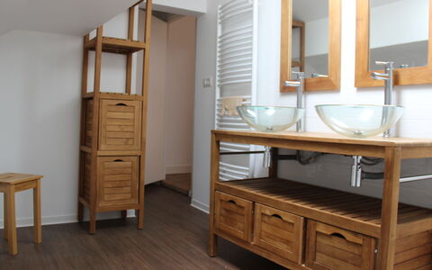 Passerat: Miroir, Cabinetry, Meubles, Évier, Tiroir, Bois, Armoire De Toilette, Design Intérieur, Robinet, Bâtiment