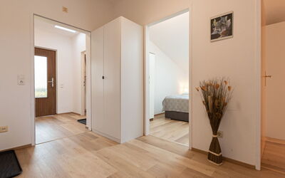Alpenchalets 678.3: Propriété, Bâtiment, Bois, Plante, Design Intérieur, Salle, Porte, Sol, Salon, Beige