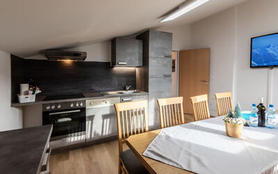 Alpenchalets 678.4: Meubles, Cabinetry, Table, Comptoir, Éclairage, Bâtiment, Cuisinière, Cuisine, Bois, Design Intérieur