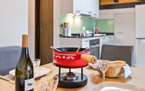 Grächen 110: Table, Vaisselle, Meubles, Bouteille, Drinkware, Aliments, Du Vin, Cabinetry, Bar, Design Intérieur