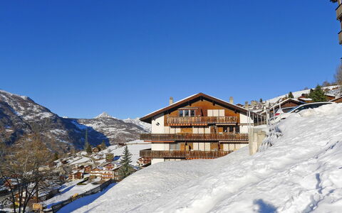 Grächen 110: Ciel, Montagne, Jour, Propriété, Neige, Bâtiment, Bleu Azur, Pente, Fenêtre, Maison