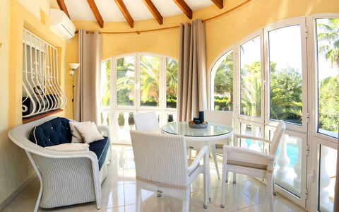 Lucien Marie: Propriété, Pièce, Plafond, Bâtiment, Design Intérieur, Meubles, Maison, Domicile, Immobilier, Table