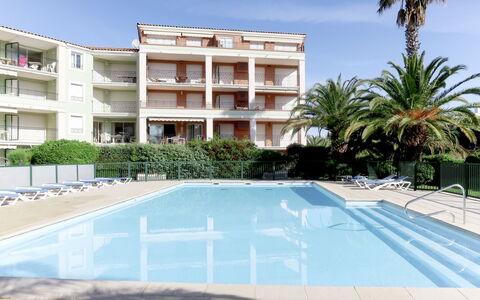 Sainte Maxime 688: Bâtiment, Ciel, Propriété, Jour, Fenêtre, Plante, Bleu Azur, Arbre, Design Urbain, Condominium