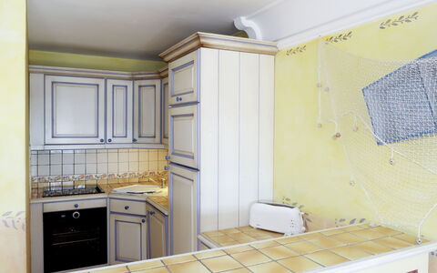 Sainte Maxime 688: Pièce, Propriété, Tuile, Cuisine, Design Intérieur, Cabinetry, Meubles, Jaune, Comptoir, Plafond