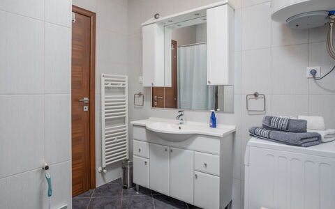 Poreč Nova Vas 107: Salle De Bains, Pièce, Propriété, Tuile, Meubles, Bâtiment, Design Intérieur, Armoire De Toilette, Sol, Accessoire Salle De Bain