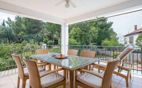 Villa Asi: Propriété, Immobilier, Pièce, Meubles, Bâtiment, Maison, Table, Porche, Domicile, Design Intérieur