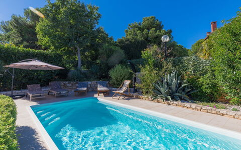Villa Asi: L'Eau, Plante, Ciel, Propriété, Bâtiment, Piscine, La Nature, Bleu Azur, Paysage Naturel, Ombre