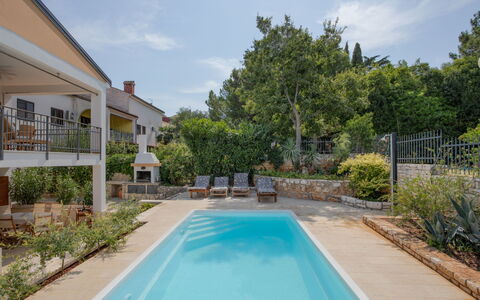 Villa Asi: Ciel, L'Eau, Nuage, Plante, Propriété, Bleu Azur, Bâtiment, Piscine, Arbre, Ombre