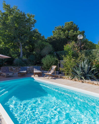 Villa Asi: L'Eau, Plante, Ciel, Propriété, Bâtiment, Piscine, La Nature, Bleu Azur, Paysage Naturel, Ombre