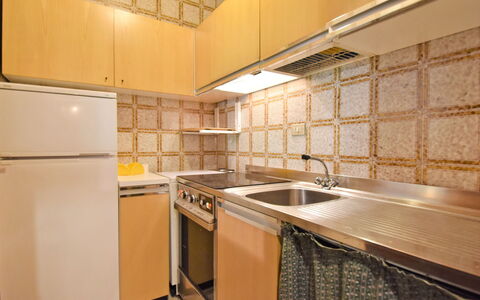 Madonna di Campiglio 300: Propriété, Pièce, Comptoir, Cabinetry, Cuisine, Design Intérieur, Bâtiment, Meubles, Jaune, Tuile