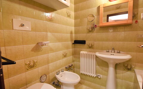 Madonna di Campiglio 300: Salle De Bains, Propriété, Pièce, Design Intérieur, Toilette, Luminaire Plomberie, Mur, Architecture, Robinet, Évier