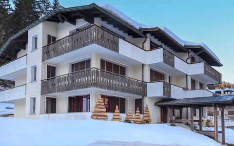 Madonna di Campiglio 300: Ciel, Neige, Bâtiment, Fenêtre, Arbre, Zone Résidentielle, Façade, Immobilier, Bâtiment Commercial, Ombre