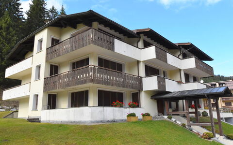 Madonna di Campiglio 300: Ciel, Bâtiment, Propriété, Nuage, Plante, Fenêtre, Lot Terre, Arbre, Design Urbain, Condominium
