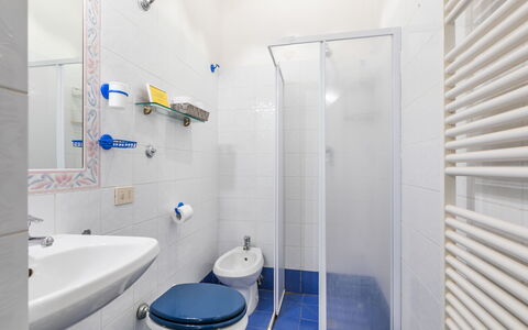 Ridaldi: Luminaire Plomberie, Tete De Douche, Évier, Robinet, Bleu, Salle De Bains, Violet, Bâtiment, Douche