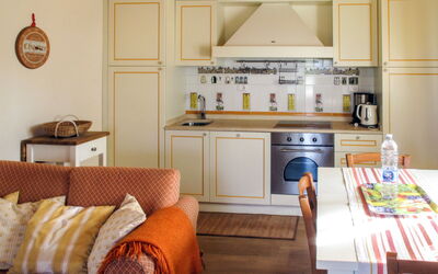 Casetta Melograno (Mlu152) 604.2: Meubles, Pièce, Design Intérieur, Propriété, Orange, Lit, Mur, Domicile, Étagère, Cuisine
