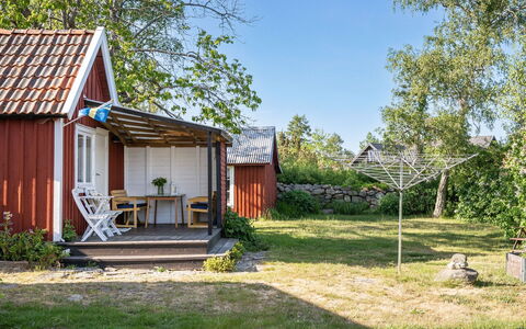 Bergkvara: Plante, Ciel, Bâtiment, Arbre, Porte, Lot Terre, Ombre, Maison, Herbe, Paysage Naturel