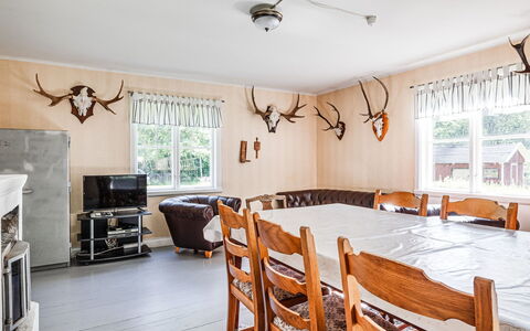 Mjöshult: Propriété, Meubles, Table, Bois, Fenêtre, Cadre, Éclairage, Design Intérieur, Sol, Canapé