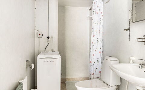 Bredasjö: Luminaire Plomberie, Propriété, Produit, Salle De Bains, Évier, Robinet, Design Intérieur, Sol, Plomberie