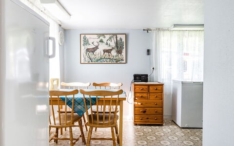 Bredasjö: Meubles, Cabinetry, Table, Chaise, Bâtiment, Tiroir, Bois, Cadre, Design Intérieur, Fenêtre