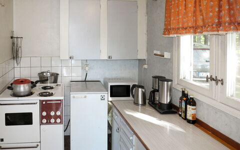 Älgnäs: Comptoir, Cabinetry, Evier, Propriété, Appareil De Cuisine, Blanc, Fenêtre, Cuisine, Évier, Cuisinière