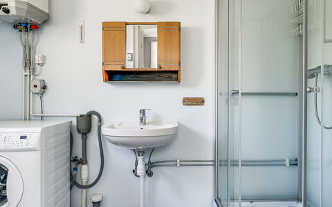 Ilingetorp: Miroir, Robinet, Évier, Propriété, Photographier, Lavabo, Luminaire Plomberie, Blanc, Buanderie, Salle De Bains