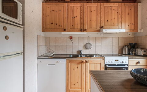 Kvisthån Tallen: Cabinetry, Comptoir, Evier, Propriété, Meubles, Appareil De Cuisine, Évier, Cuisine, Cuisinière, Bois