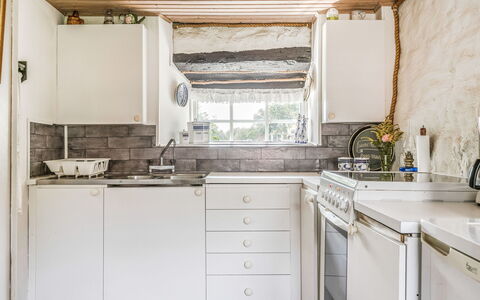 Västra Näs: Cabinetry, Comptoir, Propriété, Evier, Évier, Robinet, Blanc, Bâtiment, Cuisine, Bois