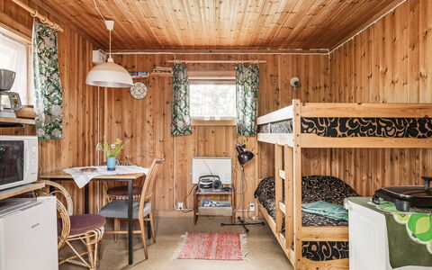 Boda Åsen Jaktstugan: Bâtiment, Propriété, Meubles, Table, Bois, Design Intérieur, Fenêtre, Canapé, Plante, Sol